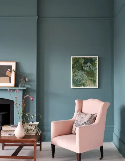 Inspiración salas de estar tono verde y sofá rosa