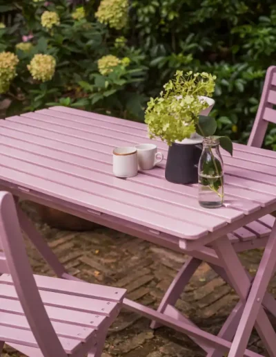 Inspiración exteriores color lila mesa
